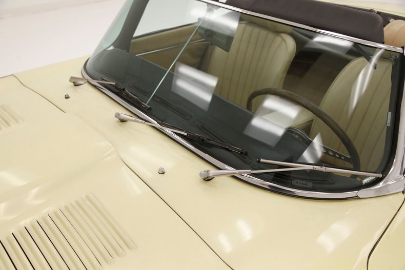 Jaguar-Xke-1969-Pale-Primrose-Tan-38