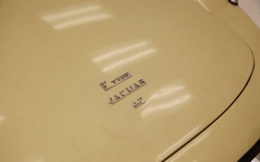 Jaguar-Xke-1969-Pale-Primrose-Tan-44