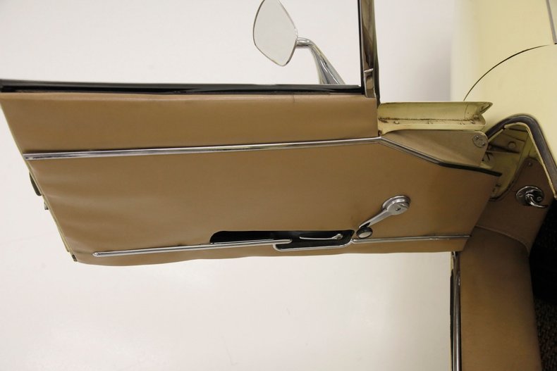 Jaguar-Xke-1969-Pale-Primrose-Tan-46
