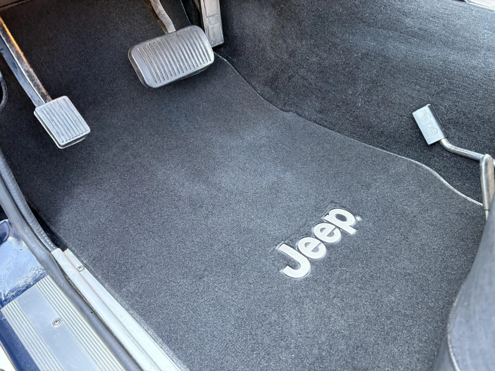 Jeep-Cherokee-1983-SUV-15