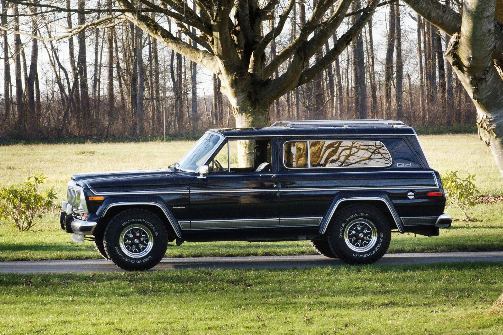 Jeep-Cherokee-1983-SUV-2