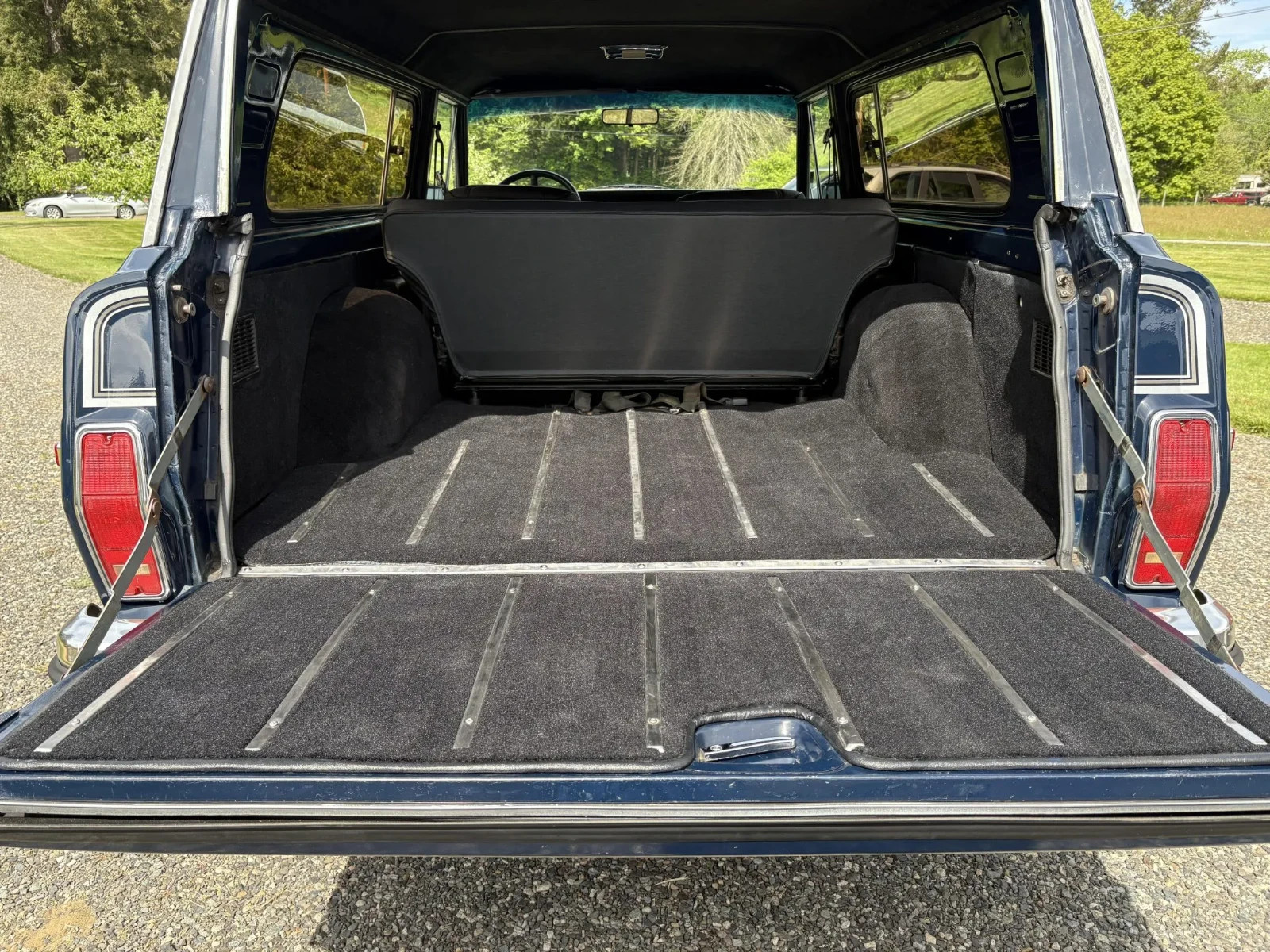 Jeep-Cherokee-1983-SUV-24