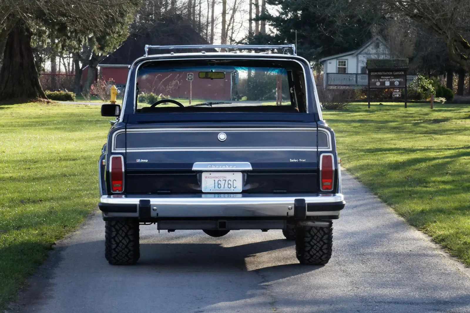 Jeep-Cherokee-1983-SUV-3