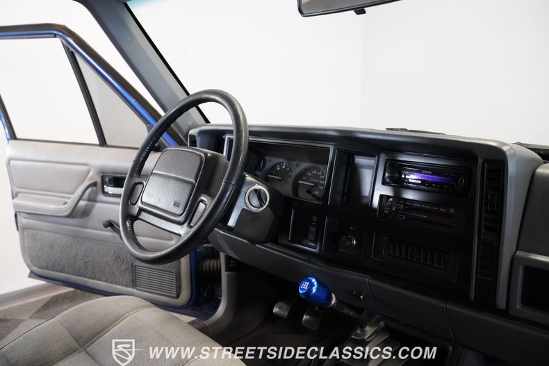 Jeep-Cherokee-1995-Brilliant-Blue-Metal-Gray-37