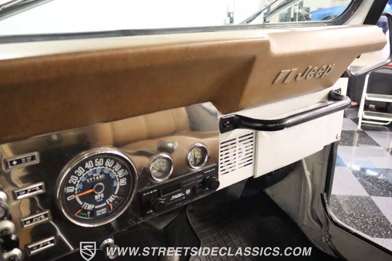 Jeep-Cj5-1978-White-Tan-46