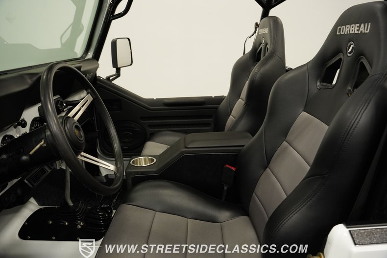 Jeep-Cj7-1984-White-Black-35
