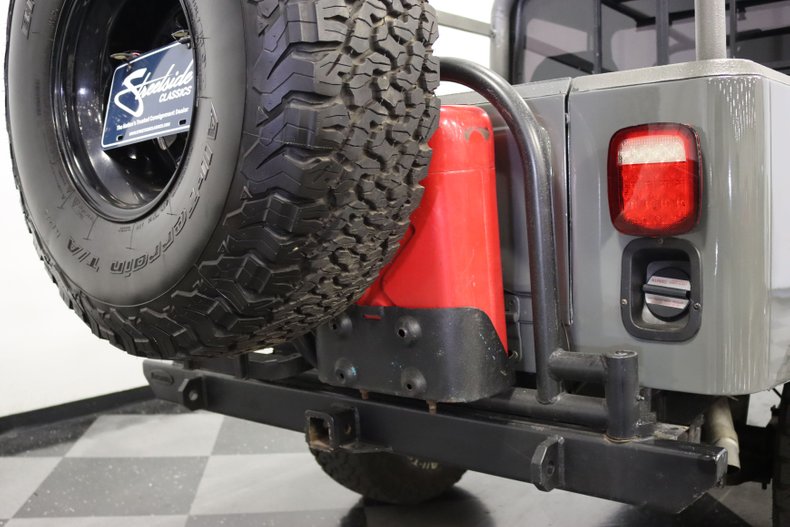 Jeep-Cj8-scrambler-1985-Gray-Black-32