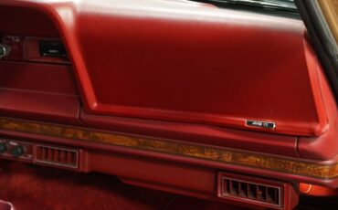 Jeep-Grand-wagoneer-1985-Champagne-Metallic-Garnet-Red-3