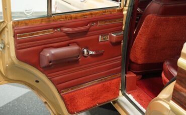 Jeep-Grand-wagoneer-1985-Champagne-Metallic-Garnet-Red-43