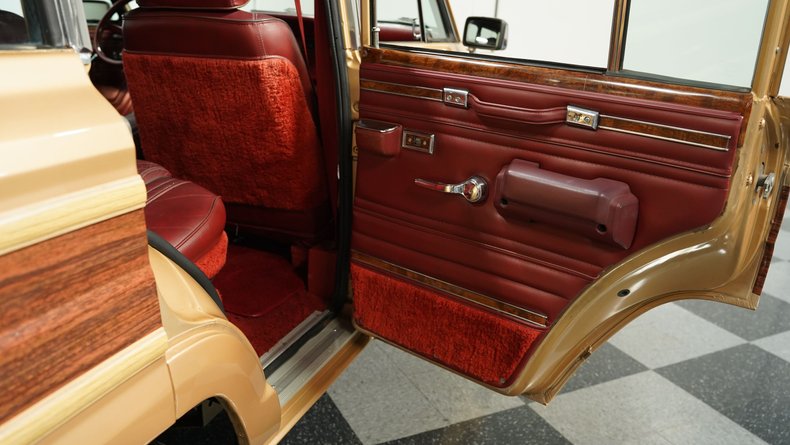 Jeep-Grand-wagoneer-1985-Champagne-Metallic-Garnet-Red-47