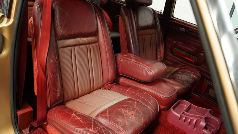 Jeep-Grand-wagoneer-1985-Champagne-Metallic-Garnet-Red-48