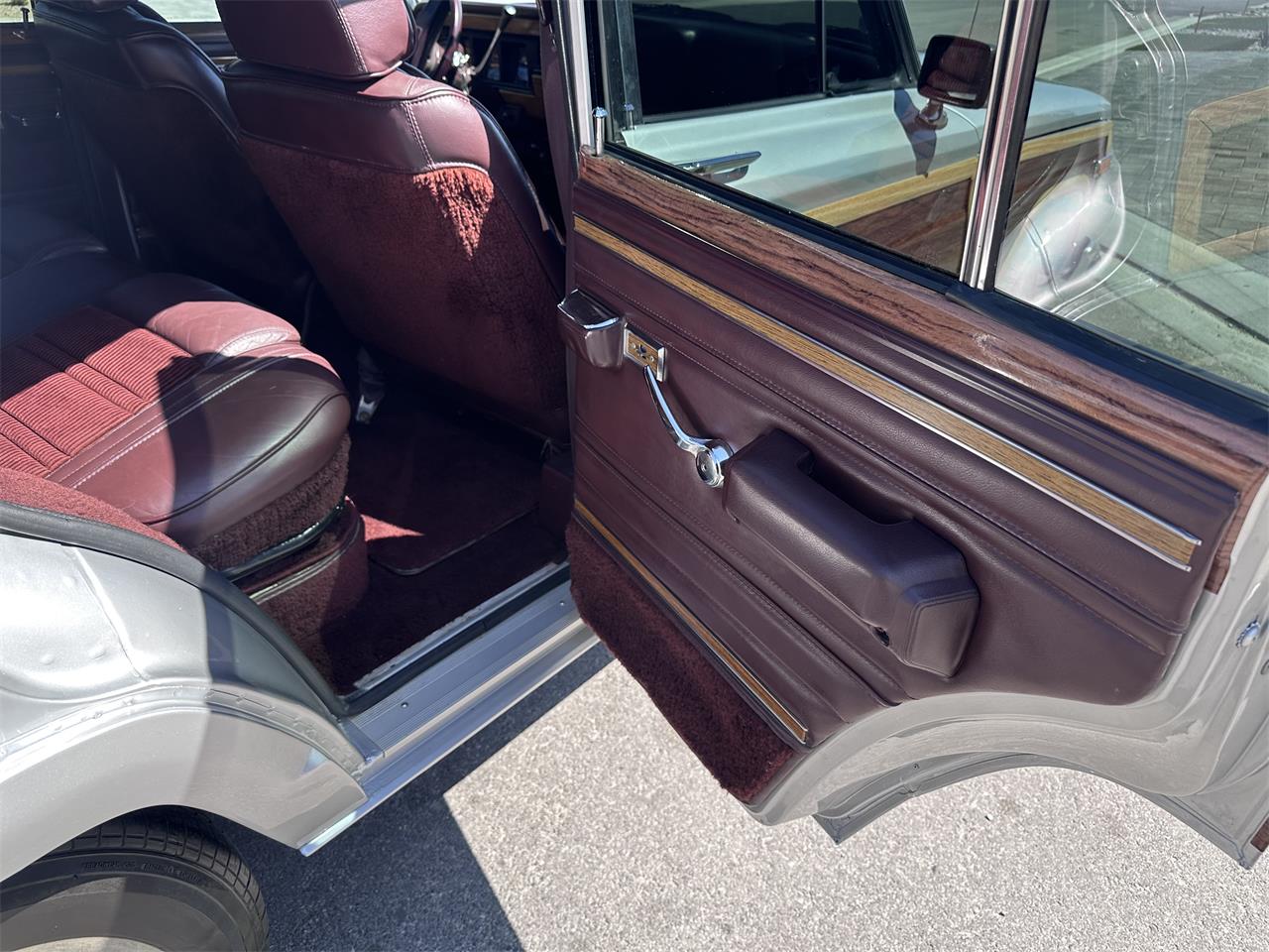 Jeep-Grand-wagoneer-1987-SilverGrey-Cordova-19
