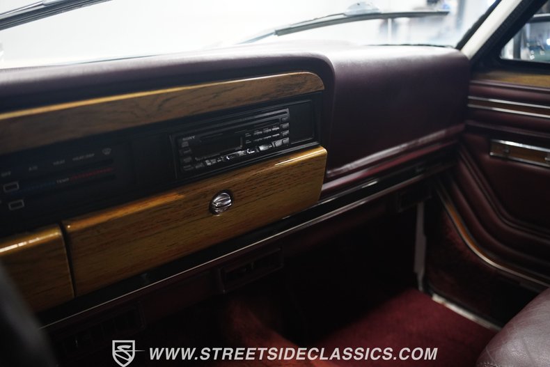 Jeep-Grand-wagoneer-1988-White-Maroon-48