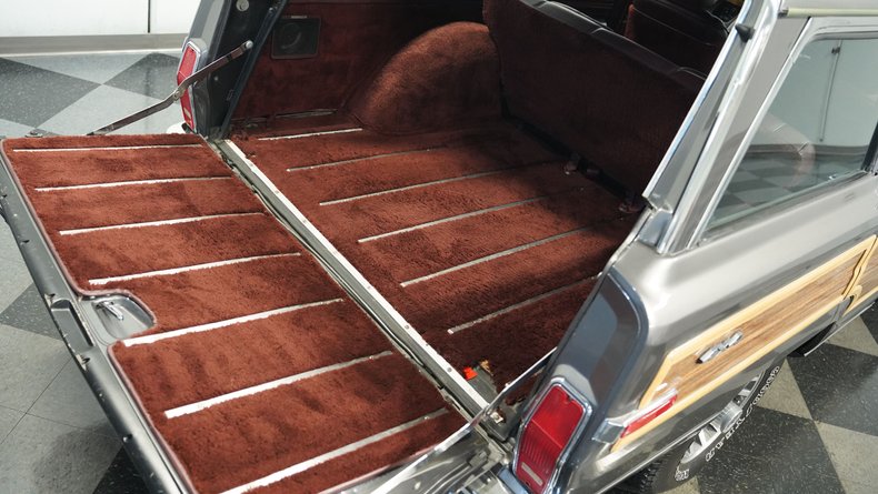 Jeep-Grand-wagoneer-1989-Gray-Metallic-Maroon-2