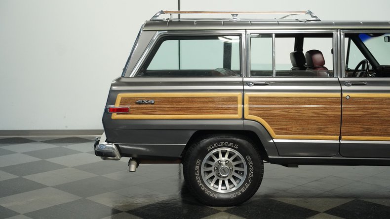 Jeep-Grand-wagoneer-1989-Gray-Metallic-Maroon-32