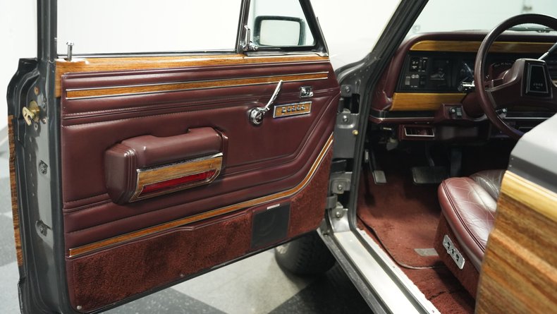 Jeep-Grand-wagoneer-1989-Gray-Metallic-Maroon-38