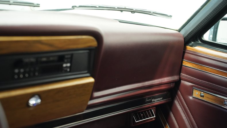 Jeep-Grand-wagoneer-1989-Gray-Metallic-Maroon-42