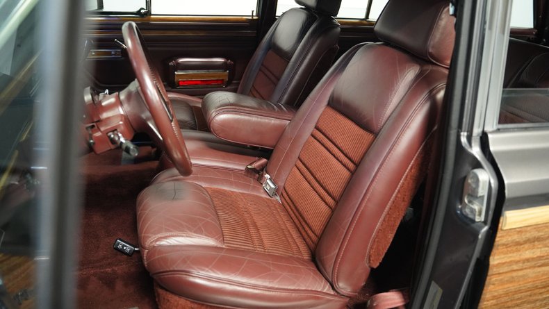 Jeep-Grand-wagoneer-1989-Gray-Metallic-Maroon-43