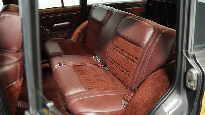 Jeep-Grand-wagoneer-1989-Gray-Metallic-Maroon-44