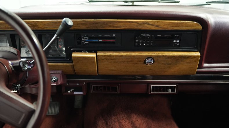 Jeep-Grand-wagoneer-1989-Gray-Metallic-Maroon-45