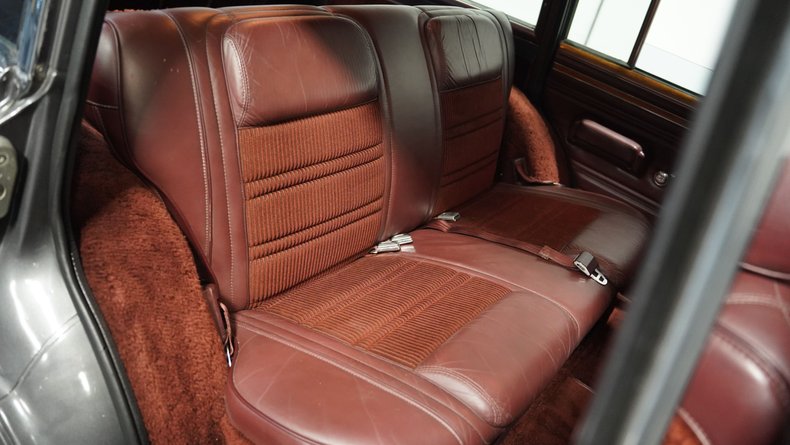 Jeep-Grand-wagoneer-1989-Gray-Metallic-Maroon-46