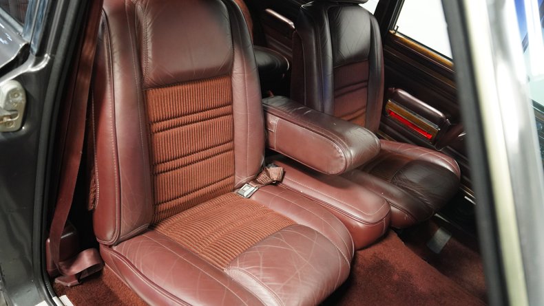 Jeep-Grand-wagoneer-1989-Gray-Metallic-Maroon-47