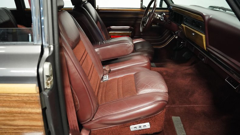 Jeep-Grand-wagoneer-1989-Gray-Metallic-Maroon-49