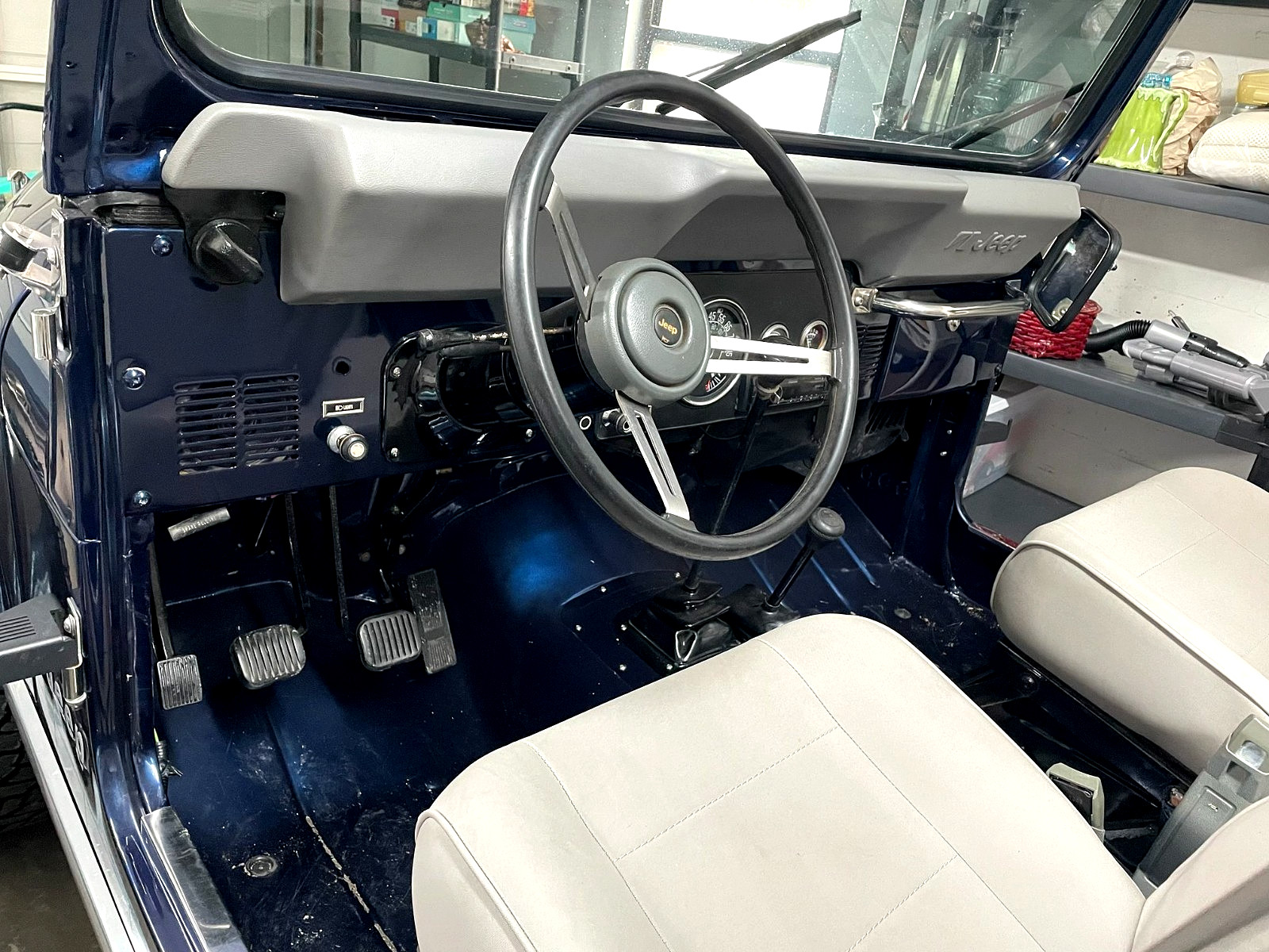Jeep-Renegade-1980-SUV-5