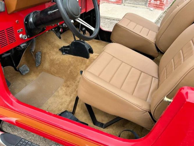 Jeep-Scrambler-1983-Red-Tan-10