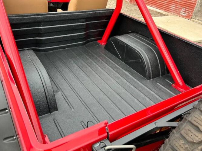 Jeep-Scrambler-1983-Red-Tan-8