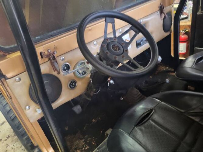Jeep-Ster-1957-Tan-Black-3