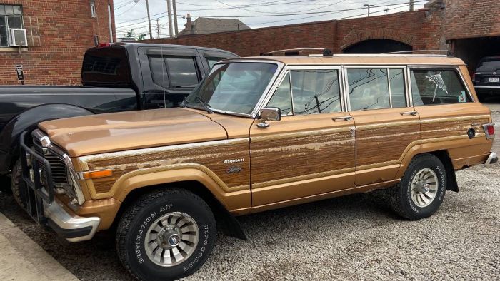Jeep-Wagoneer-1982-Brown