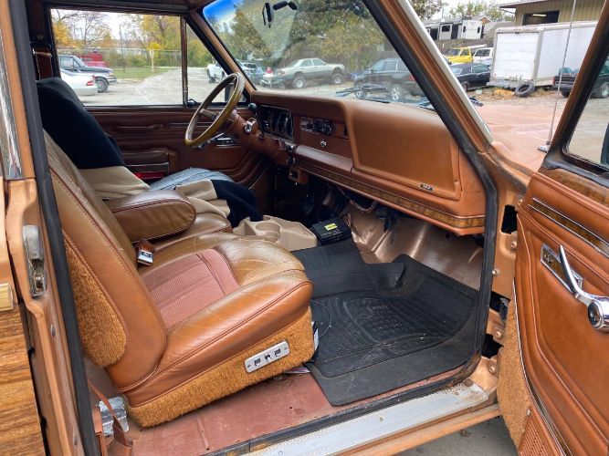 Jeep-Wagoneer-1983-6