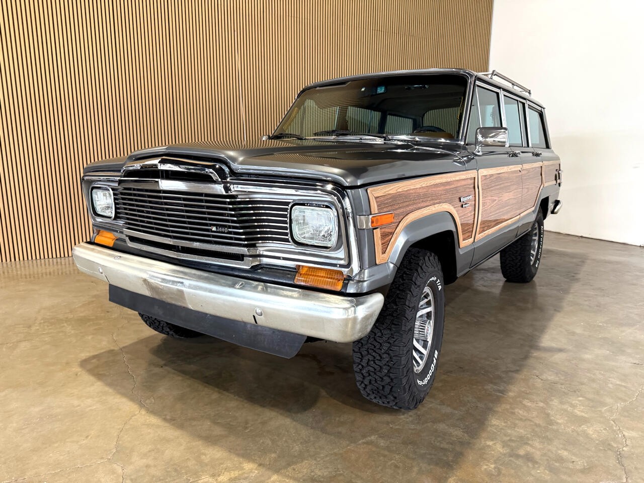Jeep-Wagoneer-1983-SUV-1