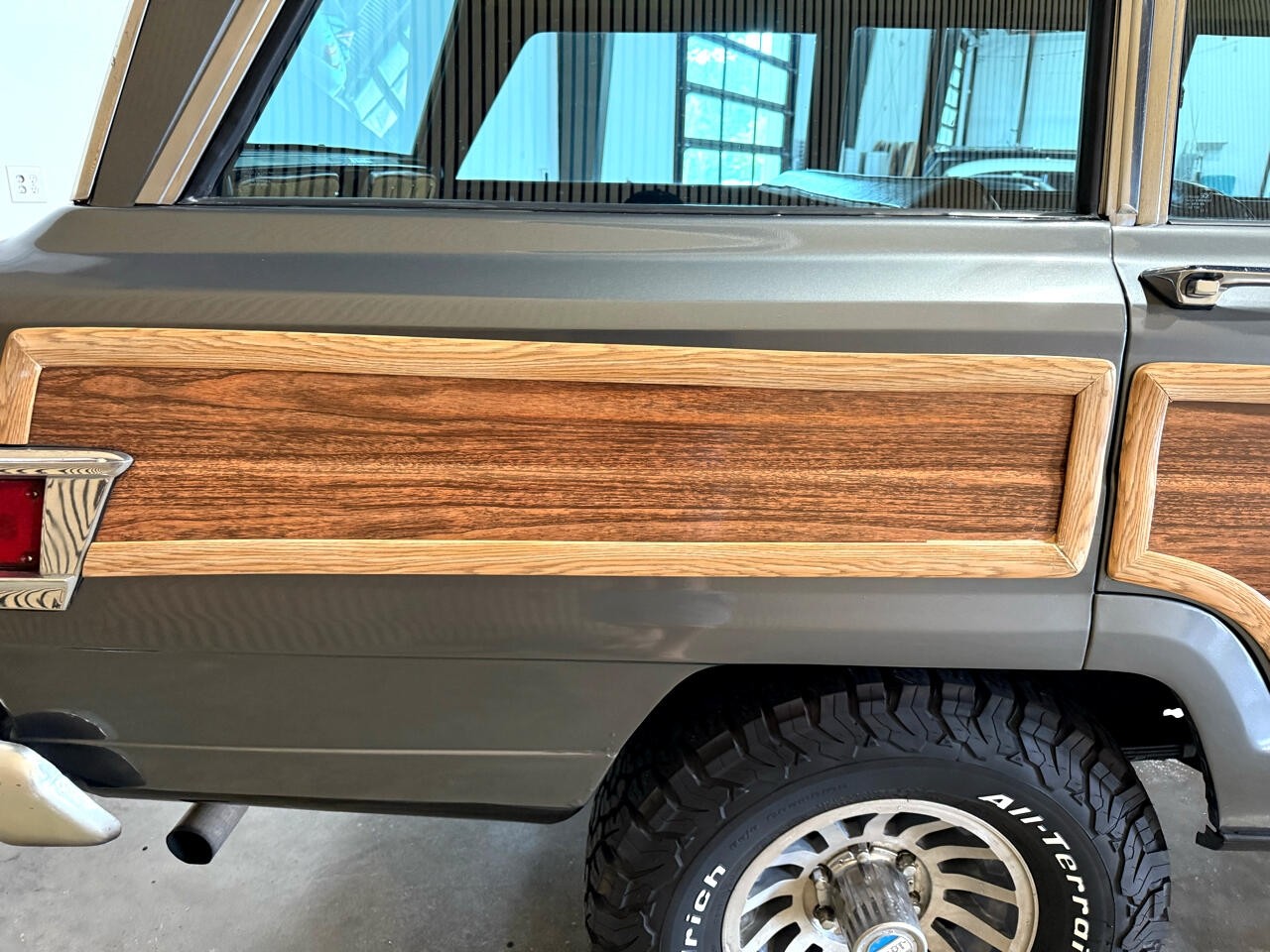 Jeep-Wagoneer-1983-SUV-13