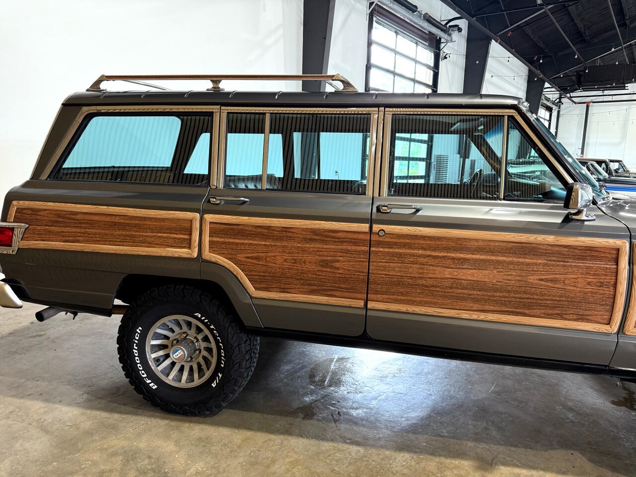 Jeep-Wagoneer-1983-SUV-16