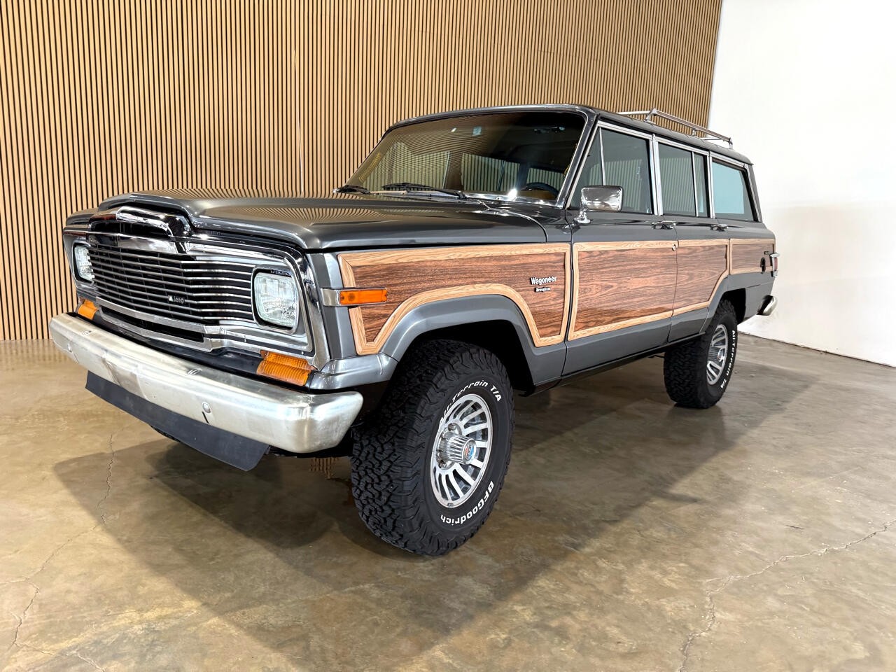 Jeep-Wagoneer-1983-SUV-2