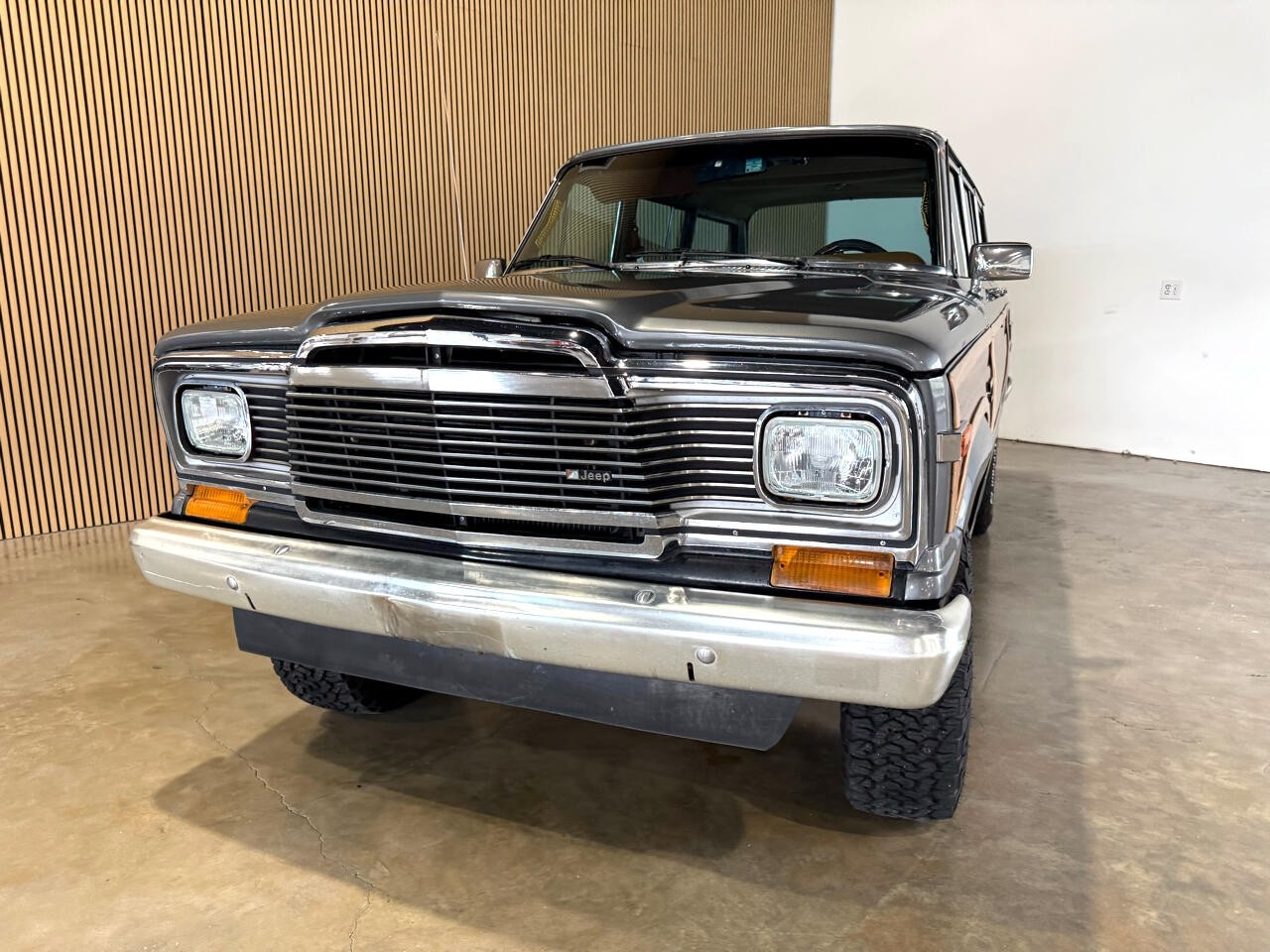 Jeep-Wagoneer-1983-SUV-3