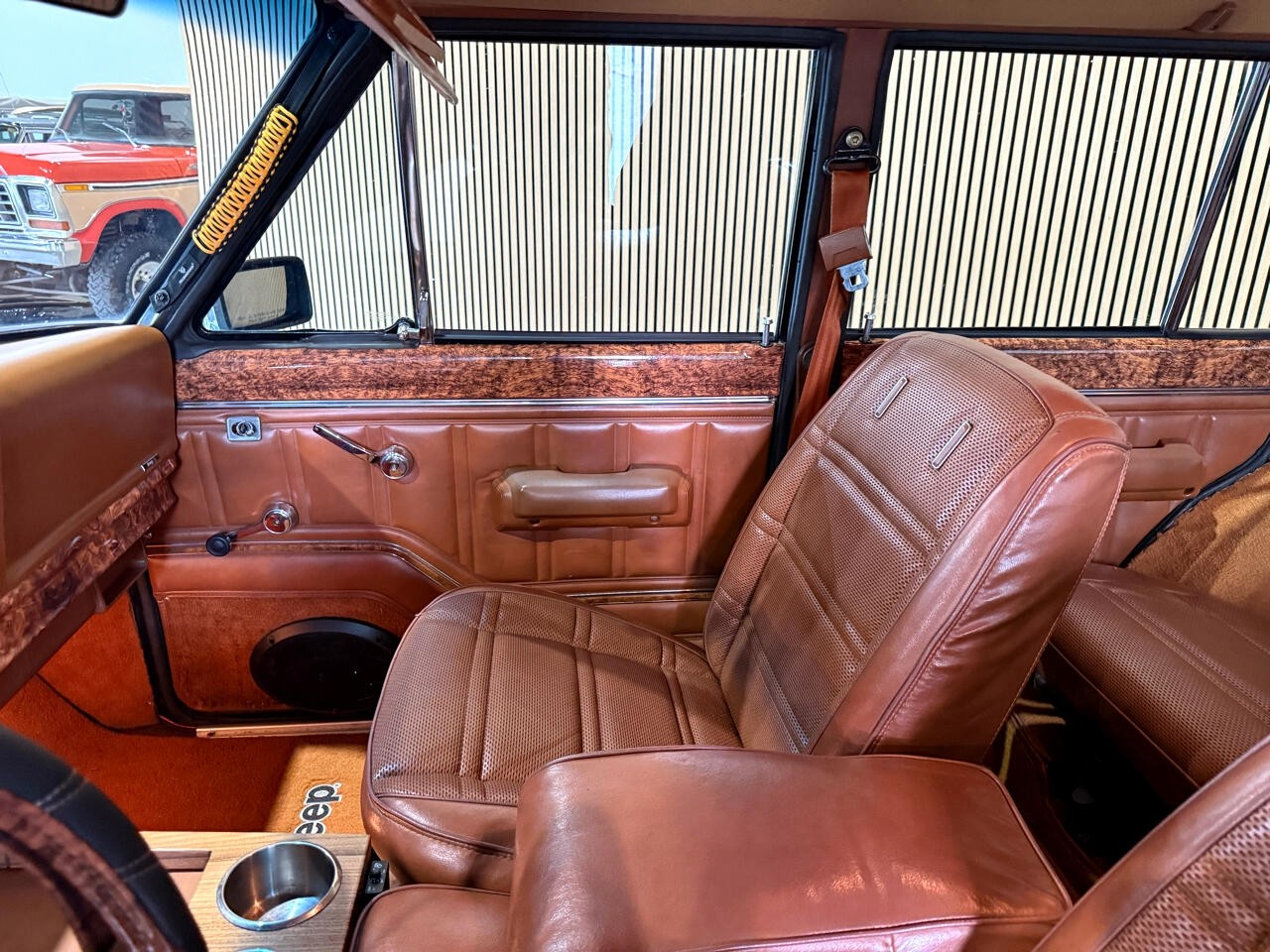 Jeep-Wagoneer-1983-SUV-37