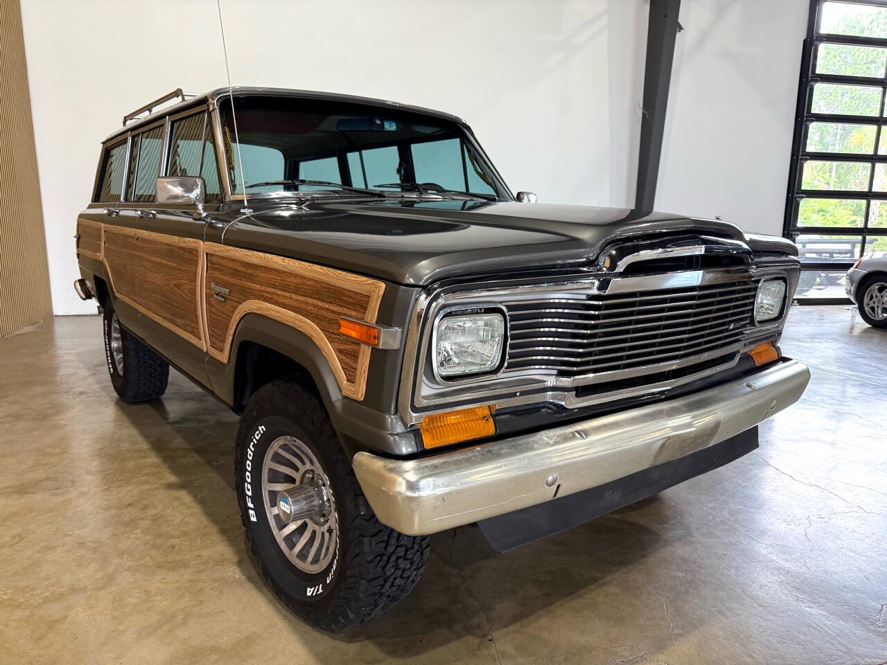 Jeep-Wagoneer-1983-SUV-5