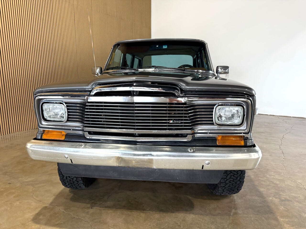 Jeep-Wagoneer-1983-SUV-7