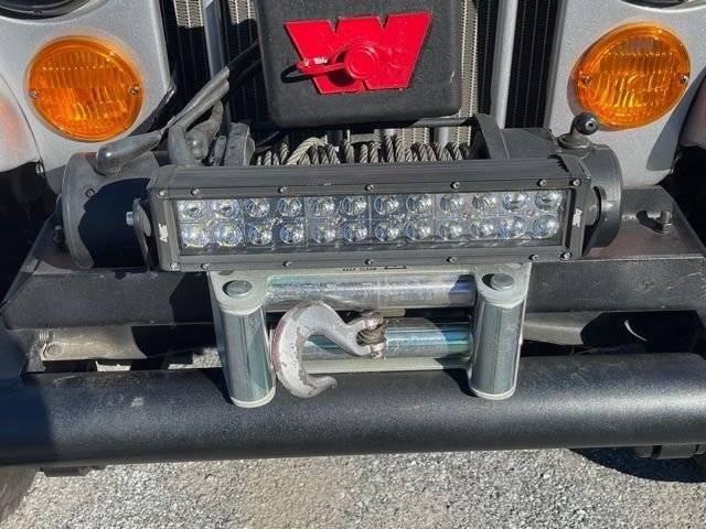Jeep-Wrangler-1985-Silver