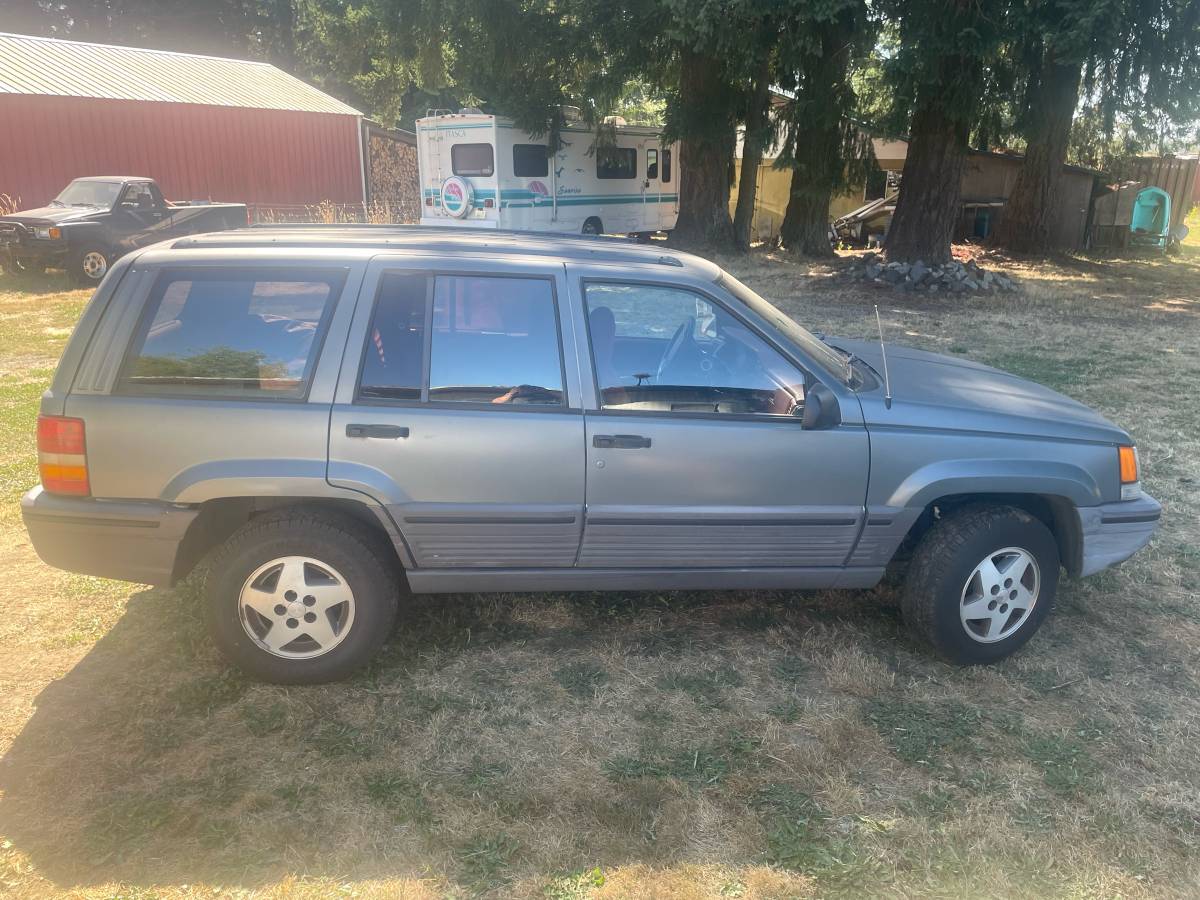 Jeep-grand-cherokee-laredo-1993-grey