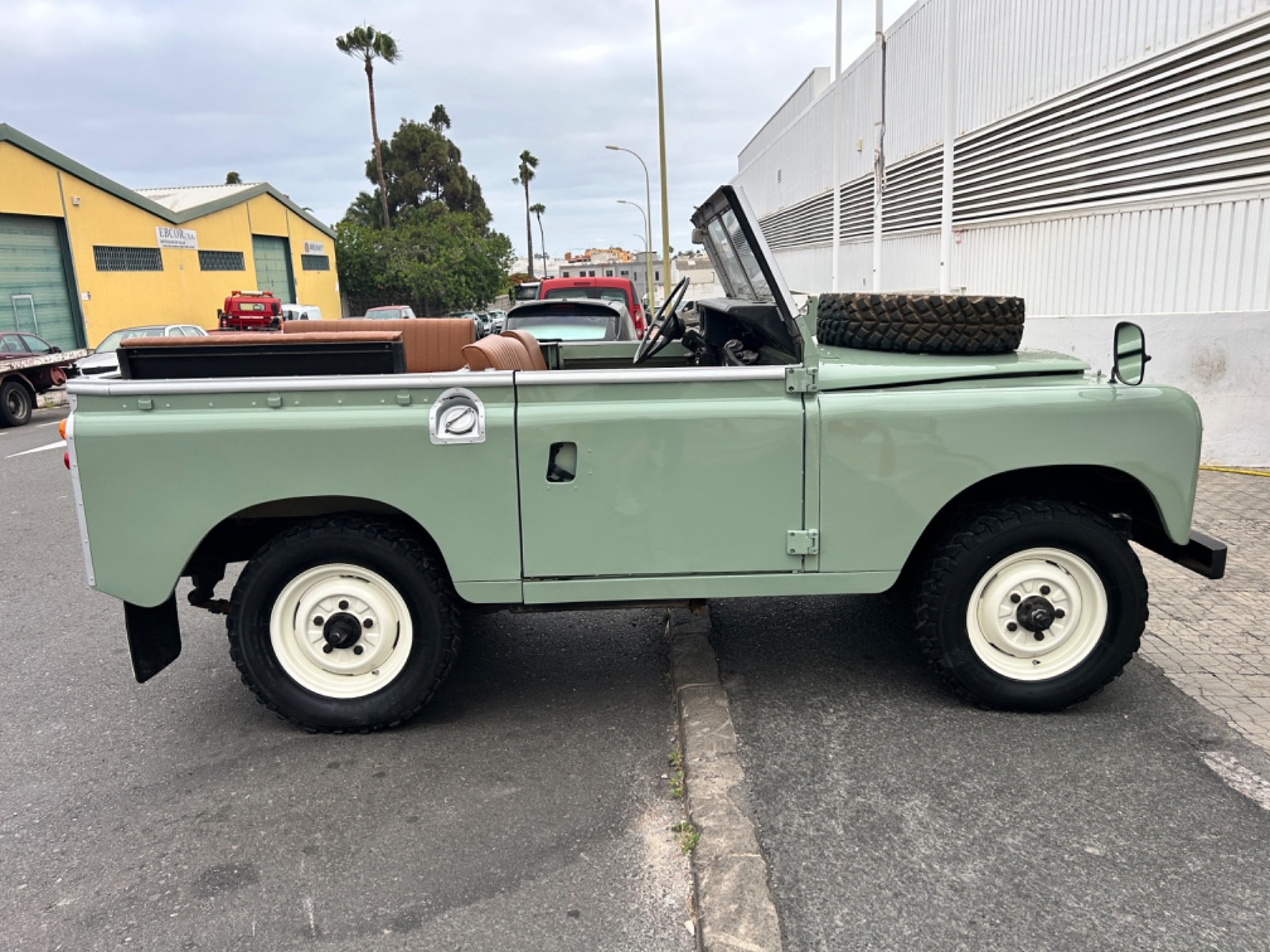Land-Rover-Defender-1974-Convertible-5