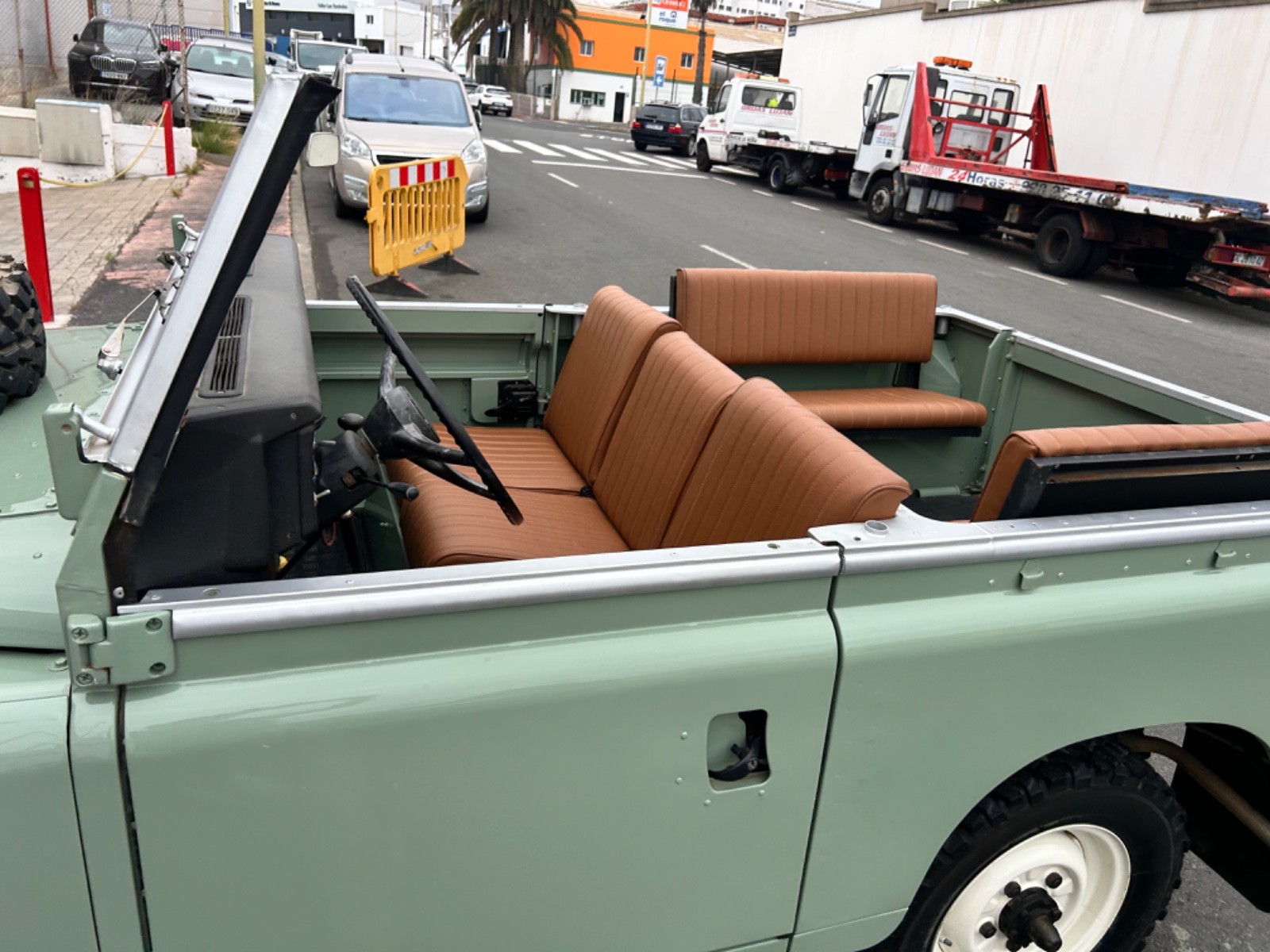 Land-Rover-Defender-1974-Convertible-8