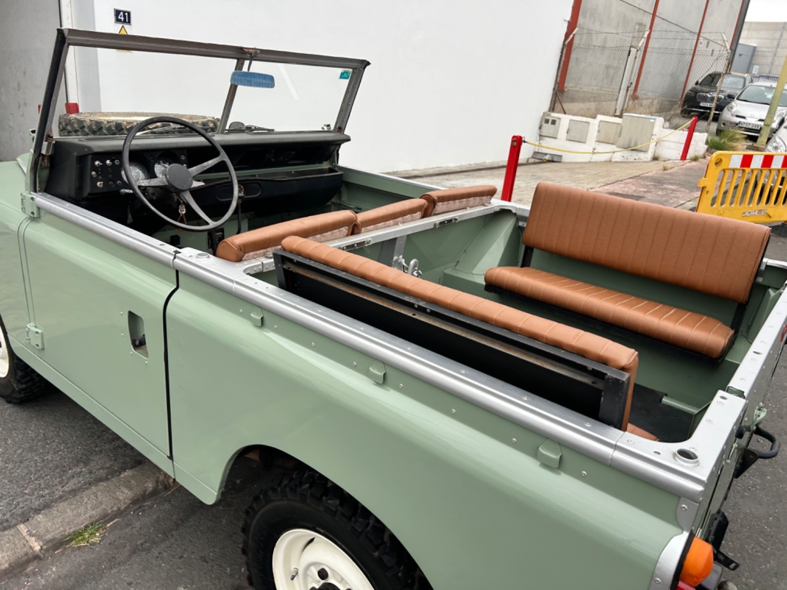 Land-Rover-Defender-1974-Convertible-9