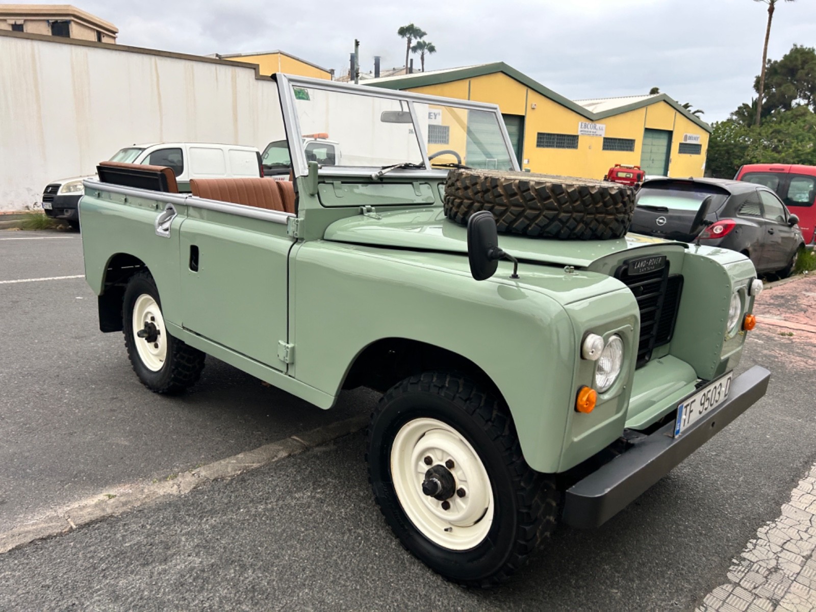 Land-Rover-Defender-1974-Convertible