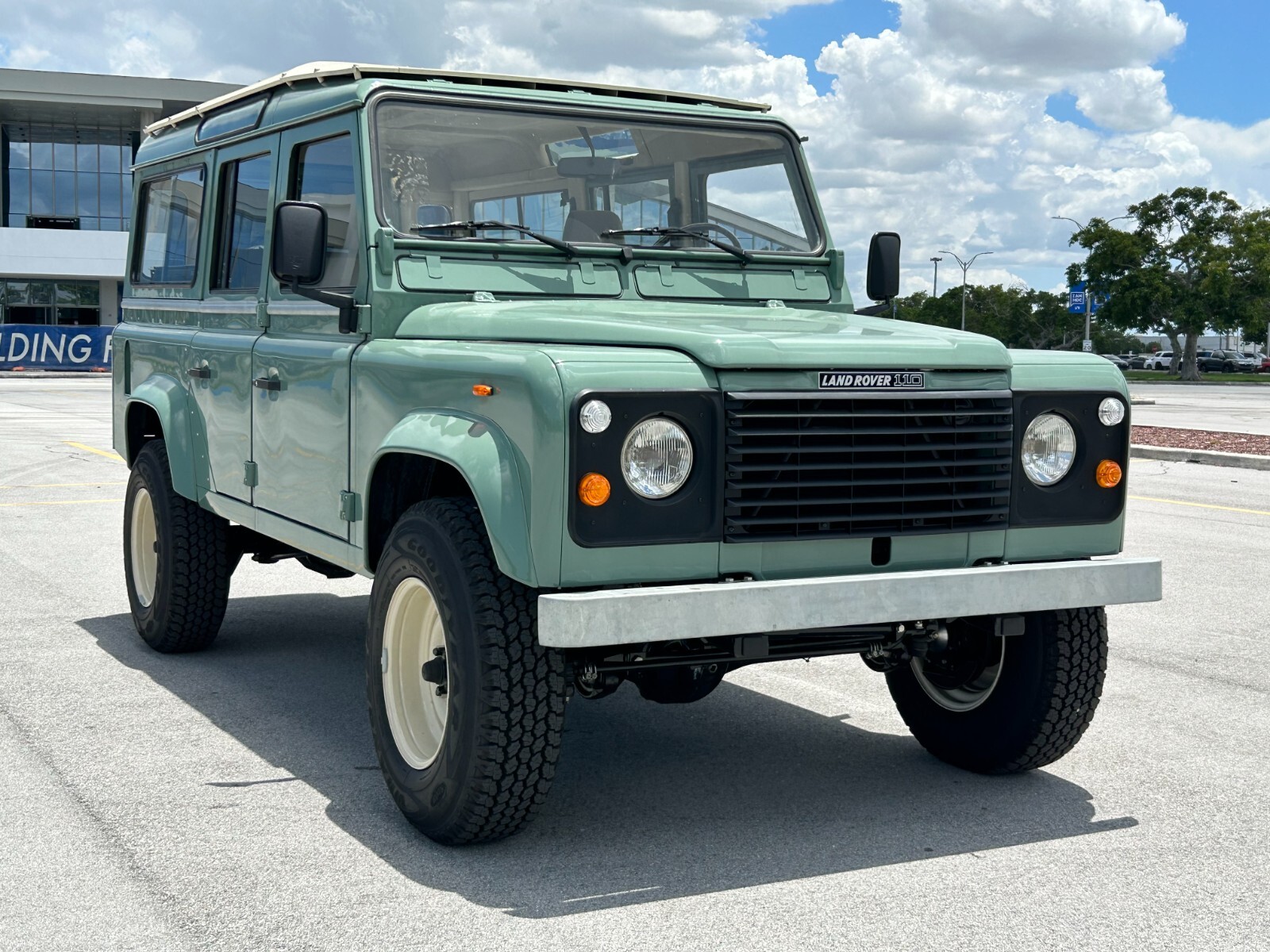 Land-Rover-Defender-1988-SUV-10