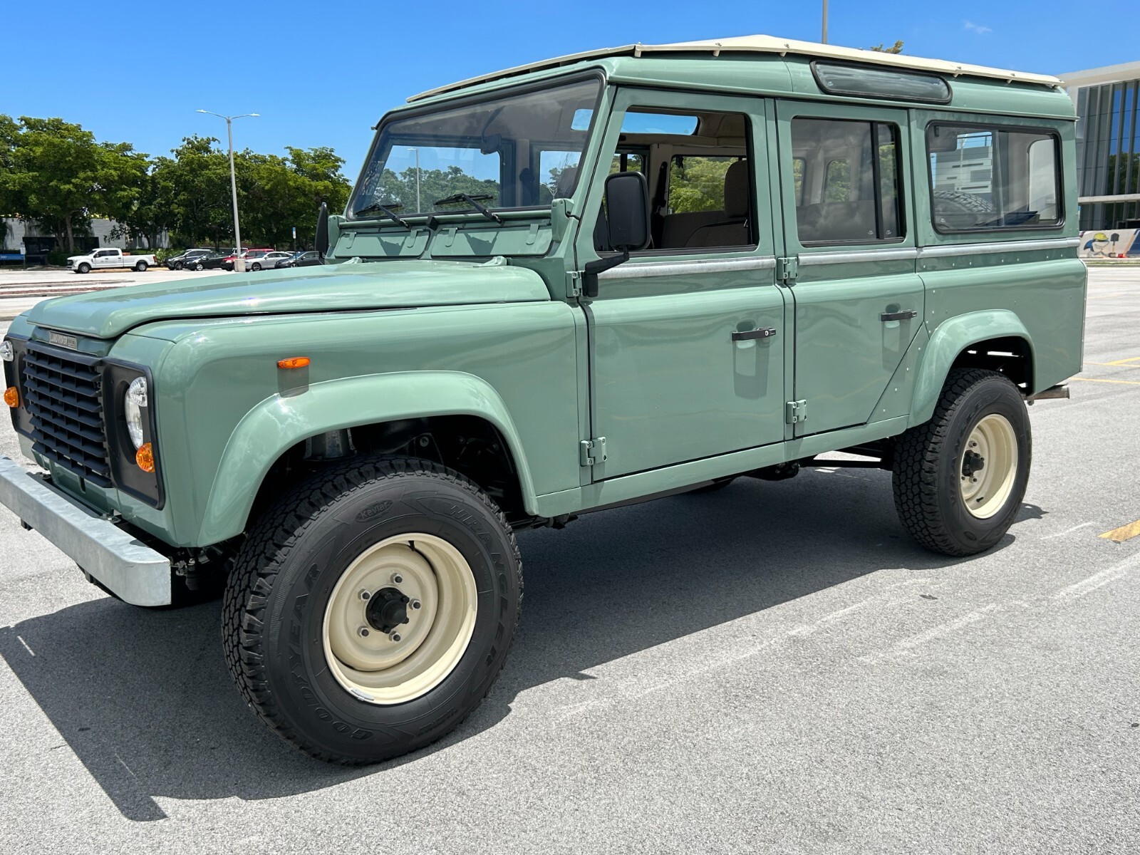 Land-Rover-Defender-1988-SUV-11