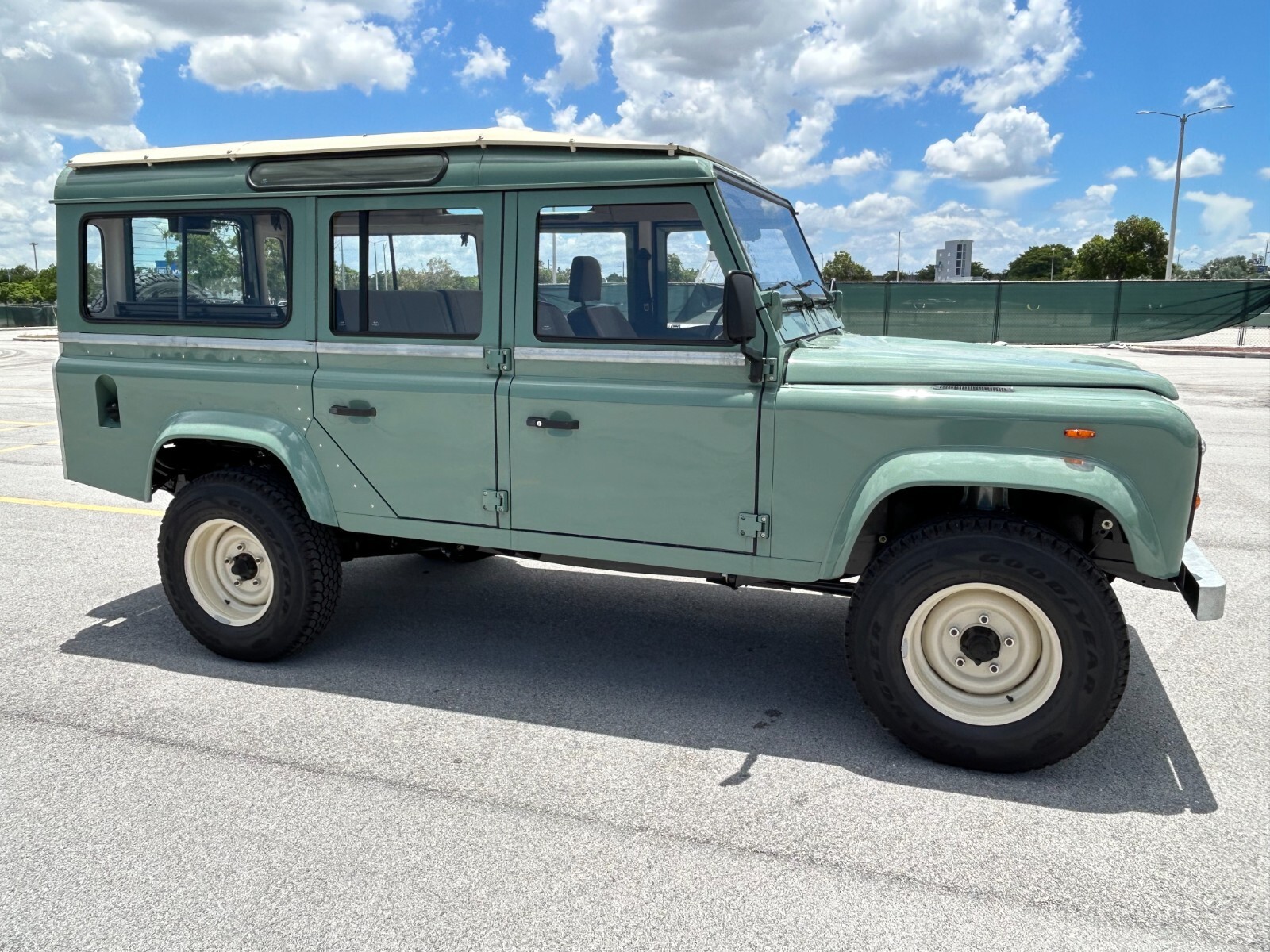 Land-Rover-Defender-1988-SUV-12